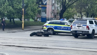 Кола удари моторист на кръстовището на бул. "Константин Величков" и "Пиротска" (СНИМКИ)