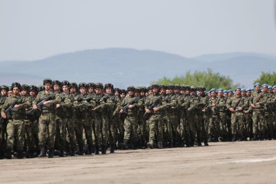 Денят на храбростта: Водосвет на бойните знамена и военен парад за празника на Българската армия