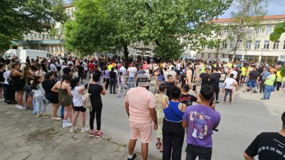 Жители и близки на починалото дете от Литаково излязоха на протест