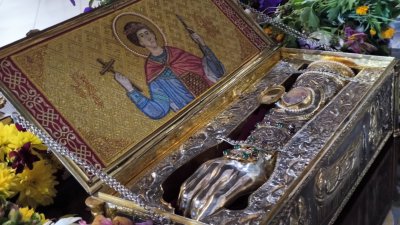 Десетки се стекоха да се поклонят пред мощите на Свети Георги