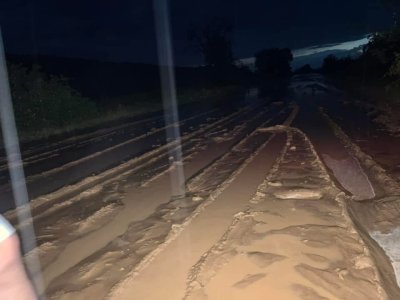 Проливен дъжд превърна пътища във Видинско в кални реки