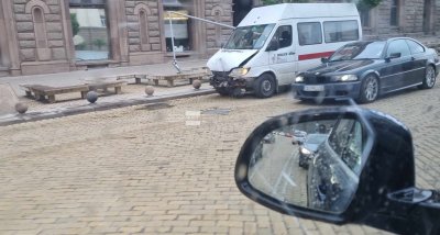 Бус на "Пирогов" бутна стълб пред сградата на президентството