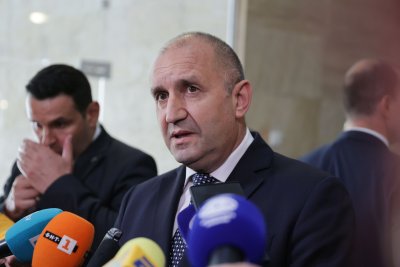 Правителството "да развърже кесията" за поддръжката на F-16, призова президентът Румен Радев