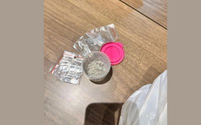 Трима души с наркотици в дома им бяха задържани при акция на полицията в Бургас (СНИМКИ)