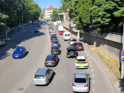 Транспортен хаос в Пловдив: Мъж заплаши да скочи от парапета над главен булевард