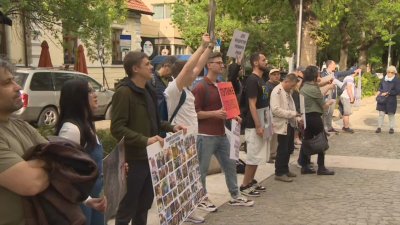 Граждани на протест пред Руския културно-информационен център срещу руската военна пропаганда