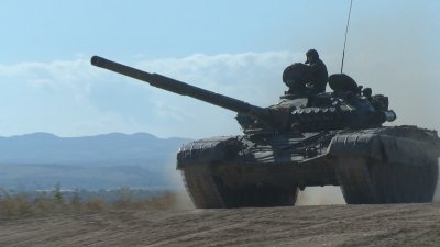 Транспортират военна техника до полигона "Корен"