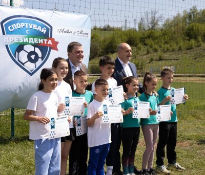 "Спортувай с президента" събира стотици ученици от страната в Ямбол