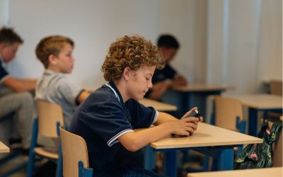 Просветното министерство предлага забрана за телефоните в училище