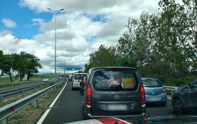 Полицаи ескортираха бременна жена до болницата, започнала да ражда в задръстване в Бургас