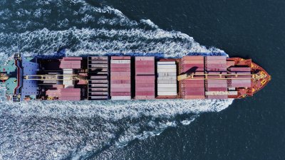 Товарен кораб с опасни стоки потъна край бреговете на Индия