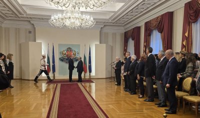 Президентът Румен Радев удостои с държавни отличия дейци на културата и науката