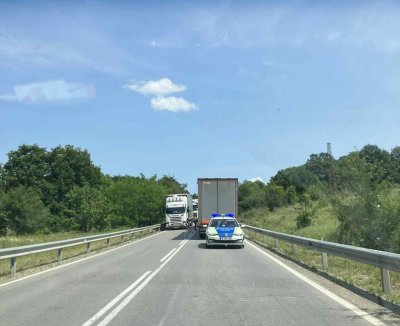 Катастрофа с тирове затруднява движението по Е79