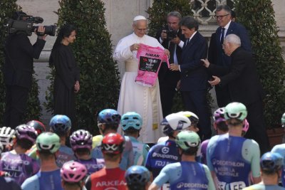 Папа Лъв XIV благослови колоездачите преди старта на последния етап от Обиколката на Италия