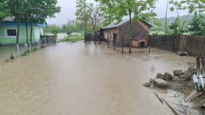 Обилните валежи в Румъния оставиха цели райони под вода