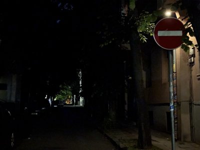Голяма част от центъра на Бургас остана без осветление заради вандалски набези