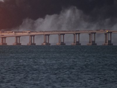 Подводен взрив повреди пилони от моста между Русия и Кримския полуостров