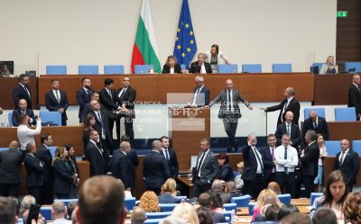 Депутатите стигнаха до бой в парламента