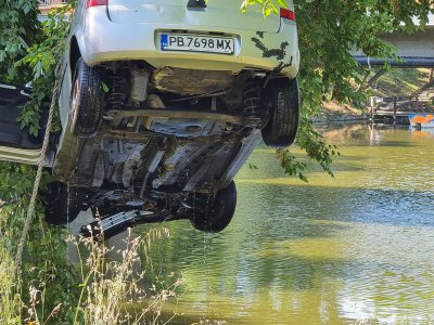 1,84 промила: Падналият с колата си в река Тунджа бил подпийнал