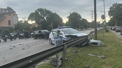 Автомобил блъсна патрулка в София, има ранени полицаи