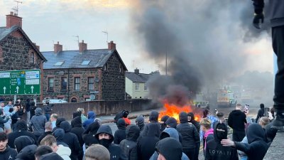 Втори ден на безредици в Северна Ирландия: Маскирани подпалиха къщи и коли в град Балимина