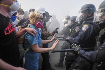 Арести и полицейски час: Протестите в САЩ обхванаха 10 града