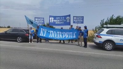 Protest of RIA Employees Blocks Traffic on Danube Bridge 2