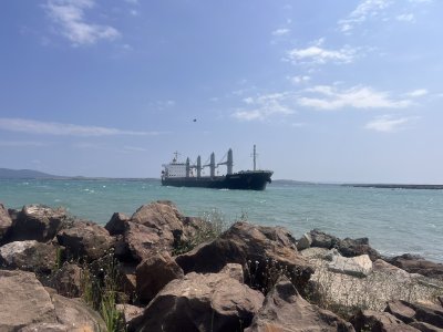 Изтеглиха заседналия кораб с тор от пристанището в Бургас