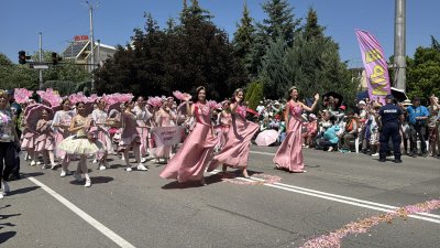Thousands of Tourists Gather for the Rose Festival in Kazanlak (see pics)