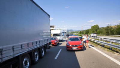 20-километрова опашка на АМ "Тракия" в посока София: Възстановено е движението в тунел "Траянови врата" след пожара