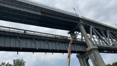 Продължава подмяната на пътни панели при основния ремонт на "Дунав мост" при Русе
