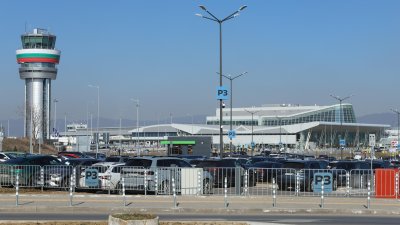 Жега и претъпкани автобуси без климатик: Налагат глоби за наземните оператори на летищата в София, Варна и Бургас