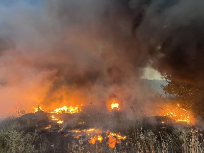 Два пожара пламнаха край Симитли до главен път Е-79