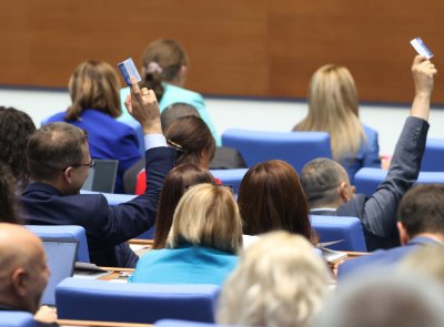 Скандал между "Възраждане" и "ДПС - Ново начало" в парламента
