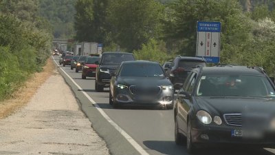 Кошмарен трафик в Кресненското дефиле - хиляди в капана на километрични задръствания