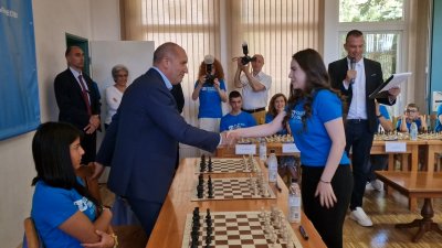 Румен Радев изигра партия с шах Нургюл Салимова