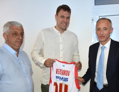 Александър Везенков получи дипломата си за треньор от ректора на НСА