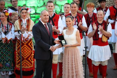 Румен Радев удостои с Почетен знак на президента най-стария български фолклорен ансамбъл в САЩ „Отец Паисий“