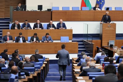 Третият вот на недоверие срещу кабинета "Желязков" ще бъде гласуван в 13:10 часа