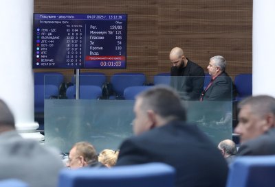 Кабинетът "Желязков" оцеля и след трети вот на недоверие