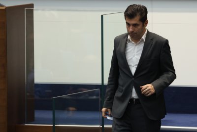 Парламентът гласува оставката на Кирил Петков