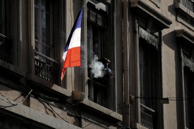 Франция забрани пушенето на автобусни спирки, плажове, в паркове и около училища