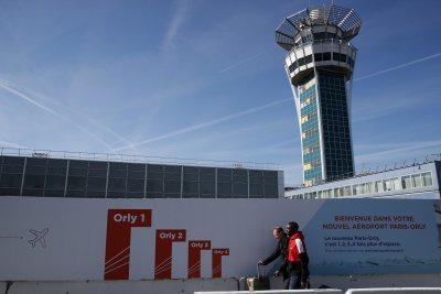 Стачка на авиодиспечери парализира въздушния трафик във Франция