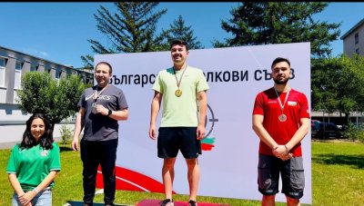 Калоян Стаменов е държавен шампион по спортна стрелба в дисциплината 50 метра пистолет при мъжете