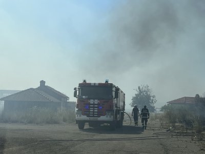 Локализиран е пожарът в района на летището и солниците в Бургас