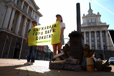 Печка на дърва и соларен панел осъмнаха пред Министерския съвет