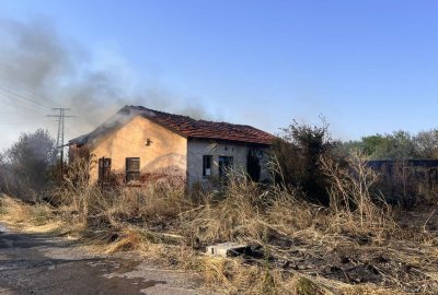 7 бараки и сухи треви са изгорели при пожара край летището в Бургас