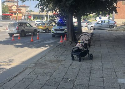 Шофьорка блъсна майка с дете на пешеходна пътека в Казанлък