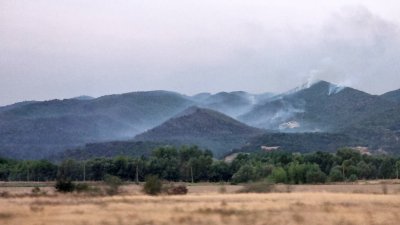 Пожар гори между селата Микрево и Драката край Струмяни