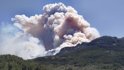 Пожар блокира 2000 души в домовете им в Каталуния